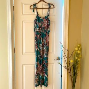 Long maxi shoulder tie paisley dress